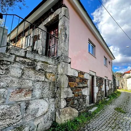 Casas Cor De Rosa Semesterbostad Sao Martinho das Moitas